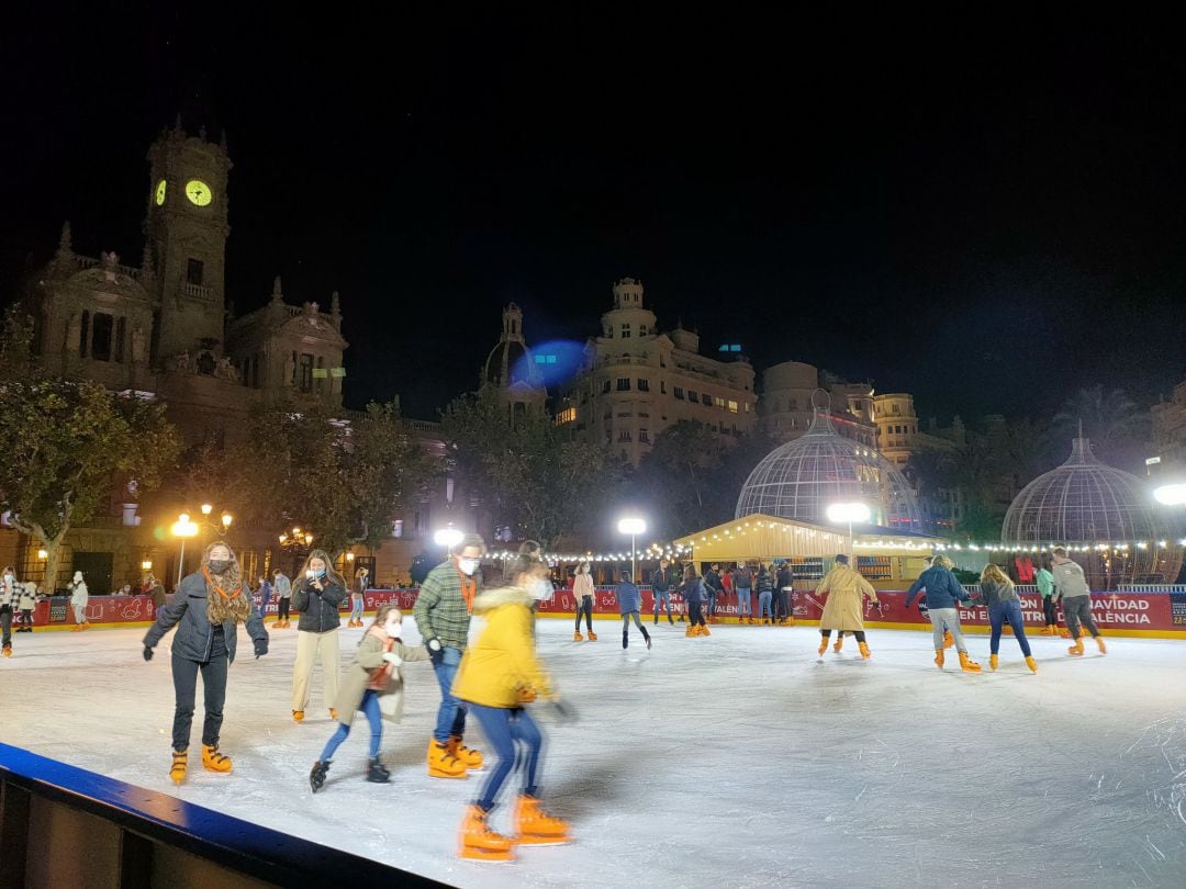Primeros usuarios de la pista de hielo instalada en la plaza del Ayuntamiento