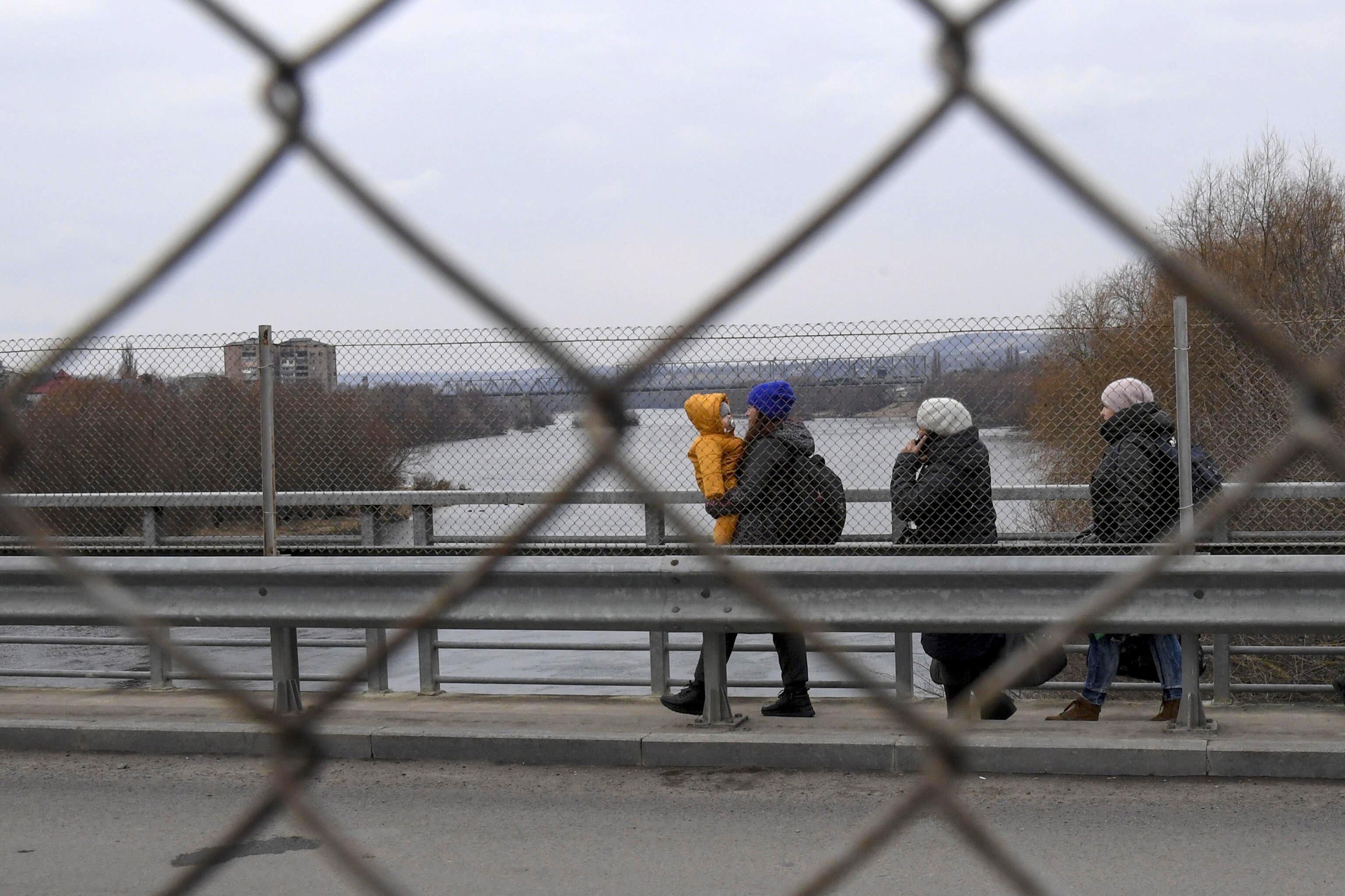 Palanca (Moldova, Republic Of), 07/03/2022.- Ukrainian refugees cross the border with Moldova in Palanca, Moldova, 07 March 2022. According to the United Nations High Commissioner for Refugees (UNHCR), the Russian military invasion of Ukraine has caused destruction of civilian infrastructure as well as civilian casualties, with tens of thousands internally displaced and over 1.7 million seeking refuge in neighboring countries. (Moldavia, Rusia, Ucrania, Estados Unidos) EFE/EPA/CIRO FUSCO
