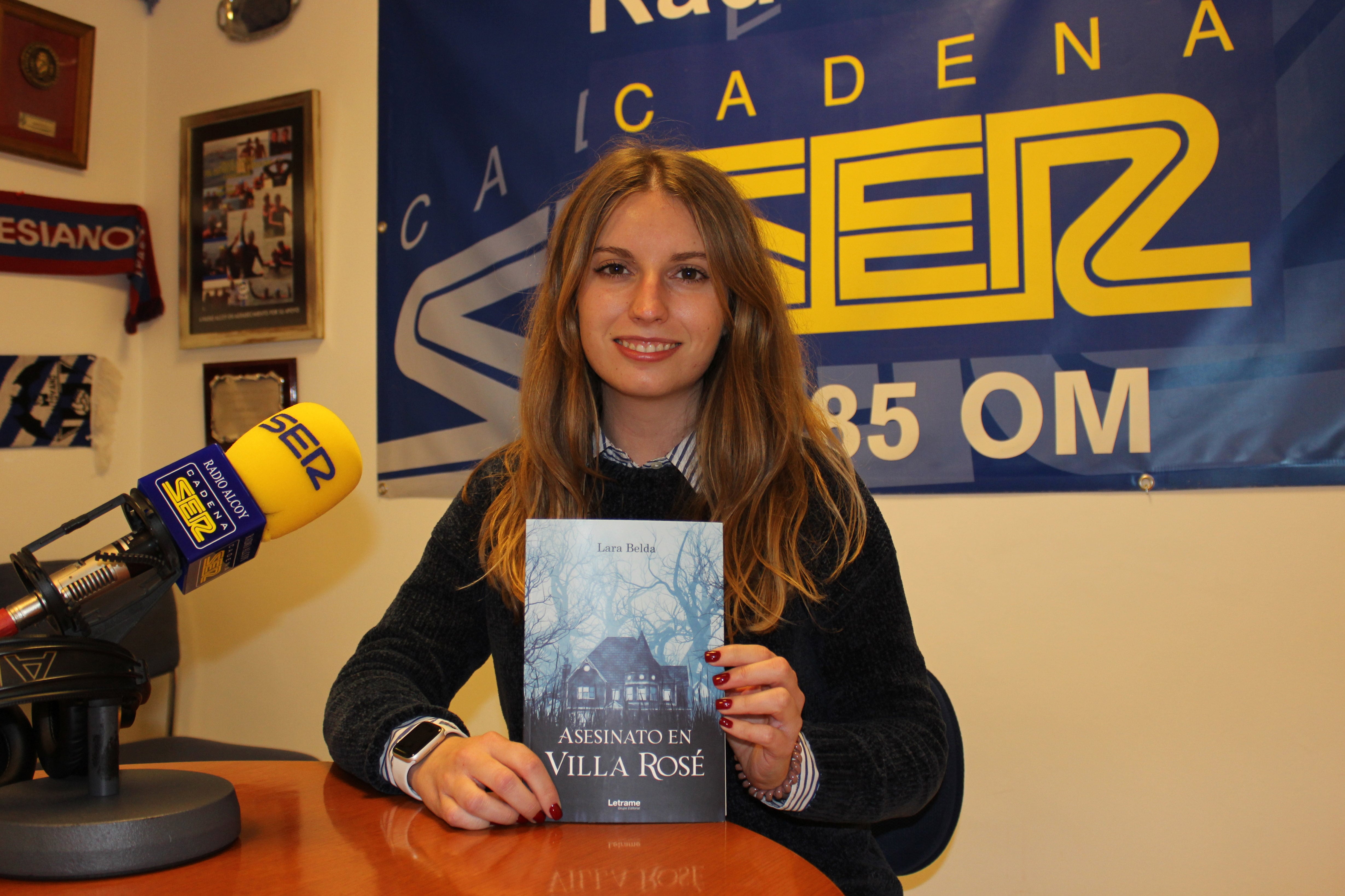 Lara Belda, con un ejemplar del libro en el estudio de Radio Alcoy