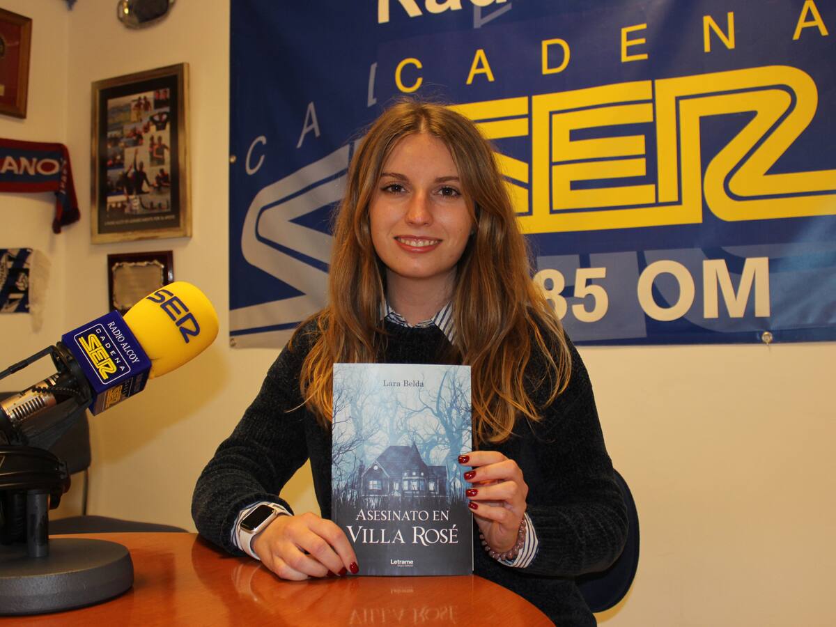 Lara Belda presenta su novela “Asesinato en Villa Rosé”