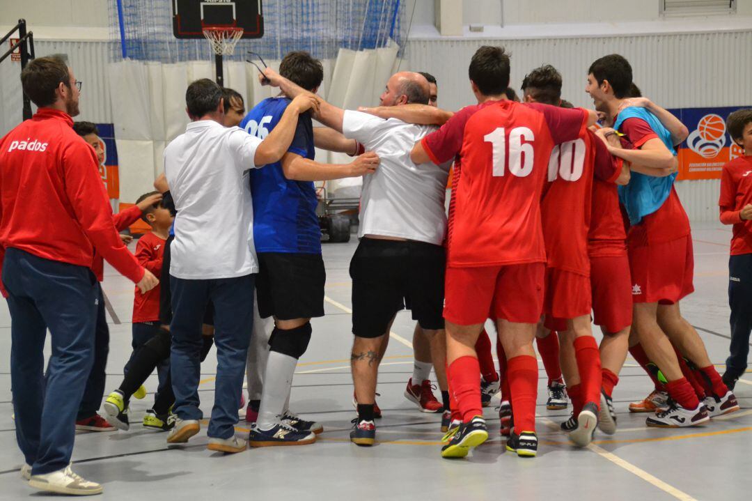 Jugadores del Paidos Dénia celebrando el título de campeones.