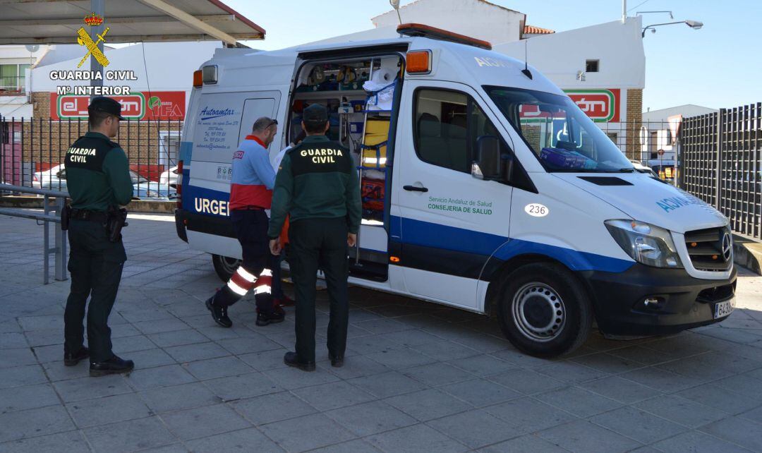 Agentes de la Guardia Civil junto a una ambulancia en una imagen de archivo.