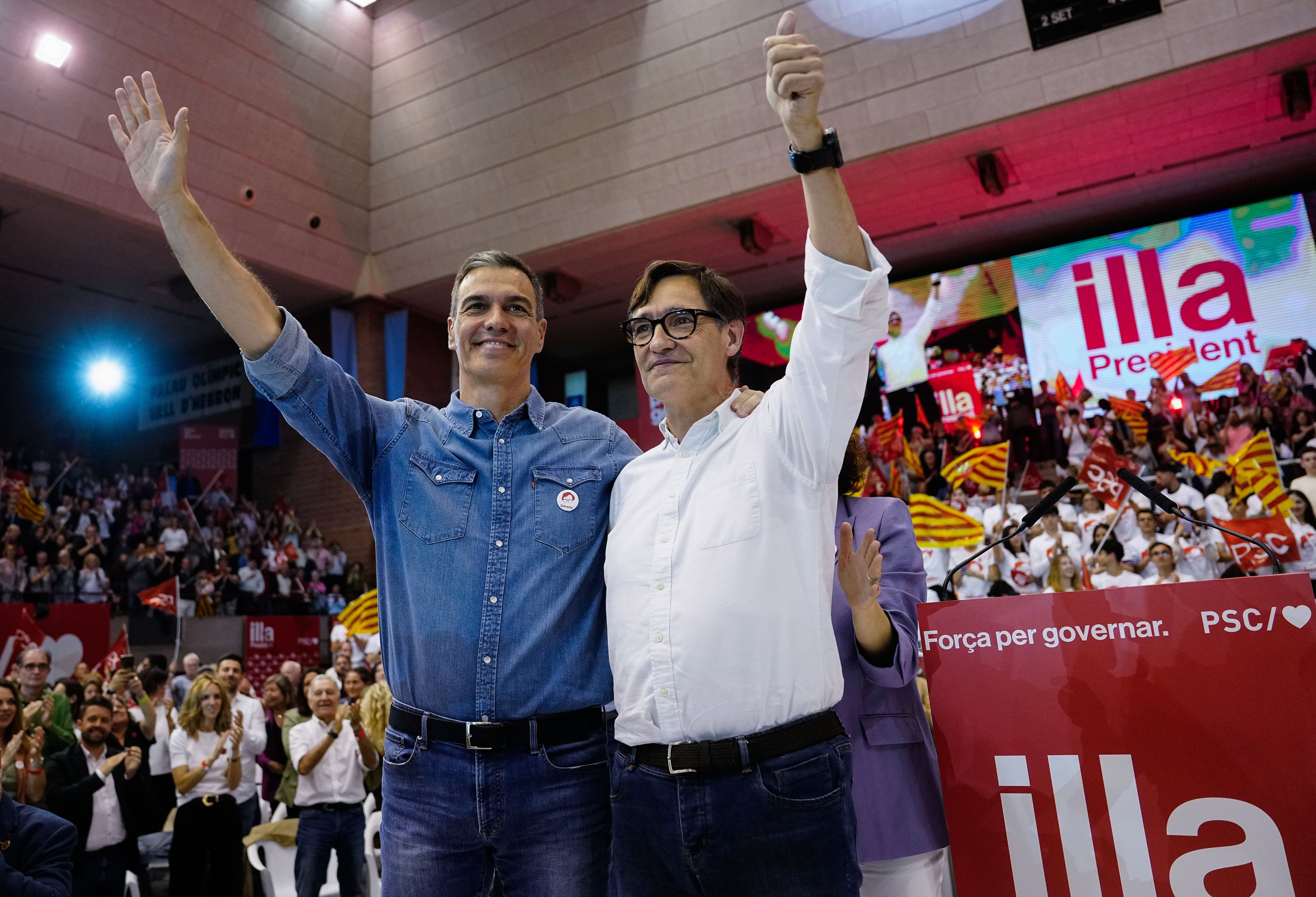 El presidente del Gobierno, Pedro Sánchez (I) y el candidato a la presidencia de la Generalitat, Salvador Illa (d) durante su asistencia al acto final de campaña del PSC, este viernes en Barcelona. EFE/Enric Fontcuberta