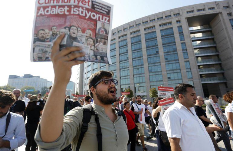 Un hombre muestra una copia del periódico Cumhuriyet durante una concentración delante del Palacio de Justicia de Estambul (Turquía).