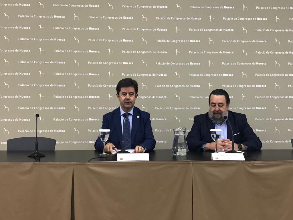 El alcalde de Huesca y el presidente del Comité Español de Iluminación en la presentación del Simposium