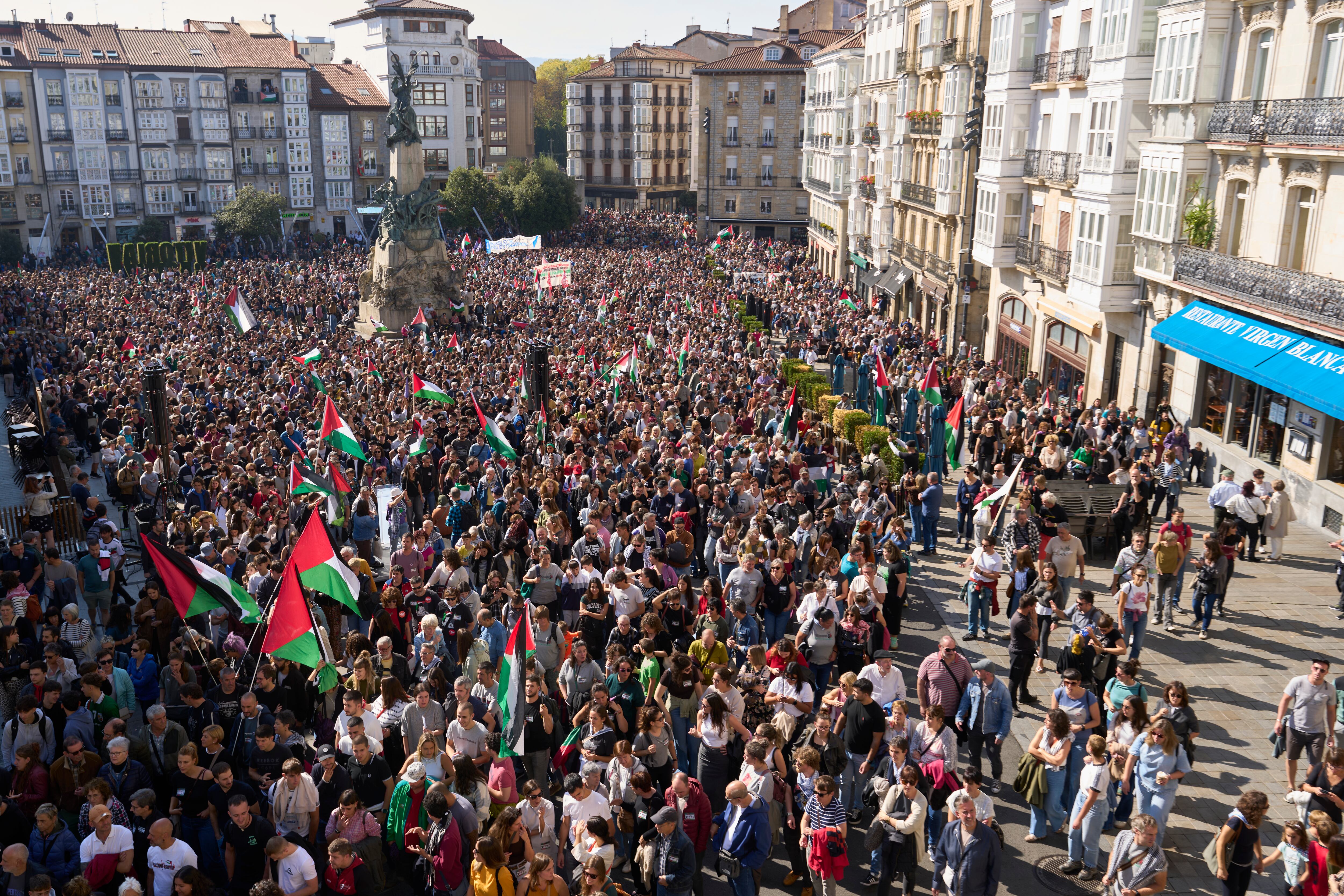 VITORIA, 15/10/2025.-  Unas 15.000 personas, según estimaciones hechas a EFE por la Policía Local y la Ertzaintza, han secundado este miércoles en Vitoria la marcha convocada por los sindicatos y que ha encabezado una gran bandera palestina y una pancarta en la que se leía &#039;No al negocio con el genocidio. Langileok palestinarekin (Los trabajadores con Palestina)&#039;. EFE/ Adrián Ruiz Hierro
