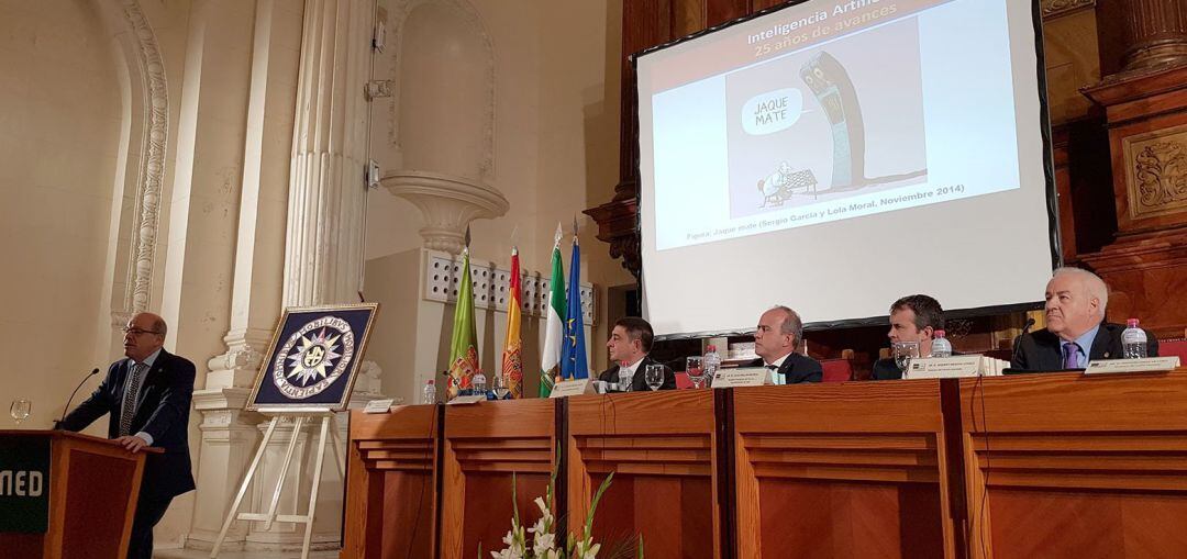 Autoridades políticas y de la UNED durante la conferencia de inauguración del curso.