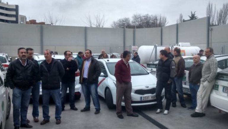 Taxistas de Albacete este jueves durante el paro