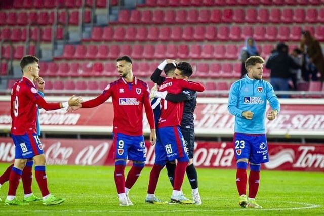 El portero Isma Gil se abraza con Tamayo al terminar el partido ante la Real Sociedad B.