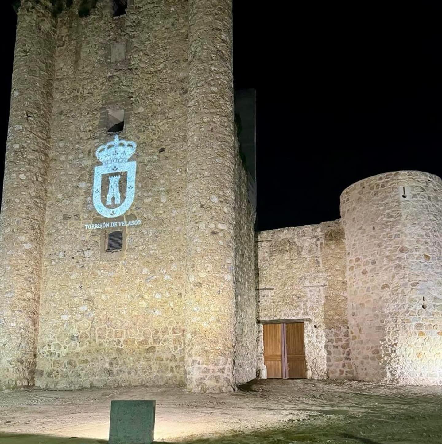 La nueva iluminación realza el castillo de Puñonrostro en Torrejón de Velasco