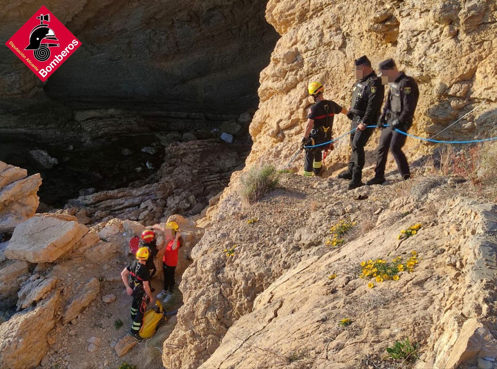 Un momento del rescate de la senderista de 21 años accidentada en la Cova del Barber de Benidorm / CPBA