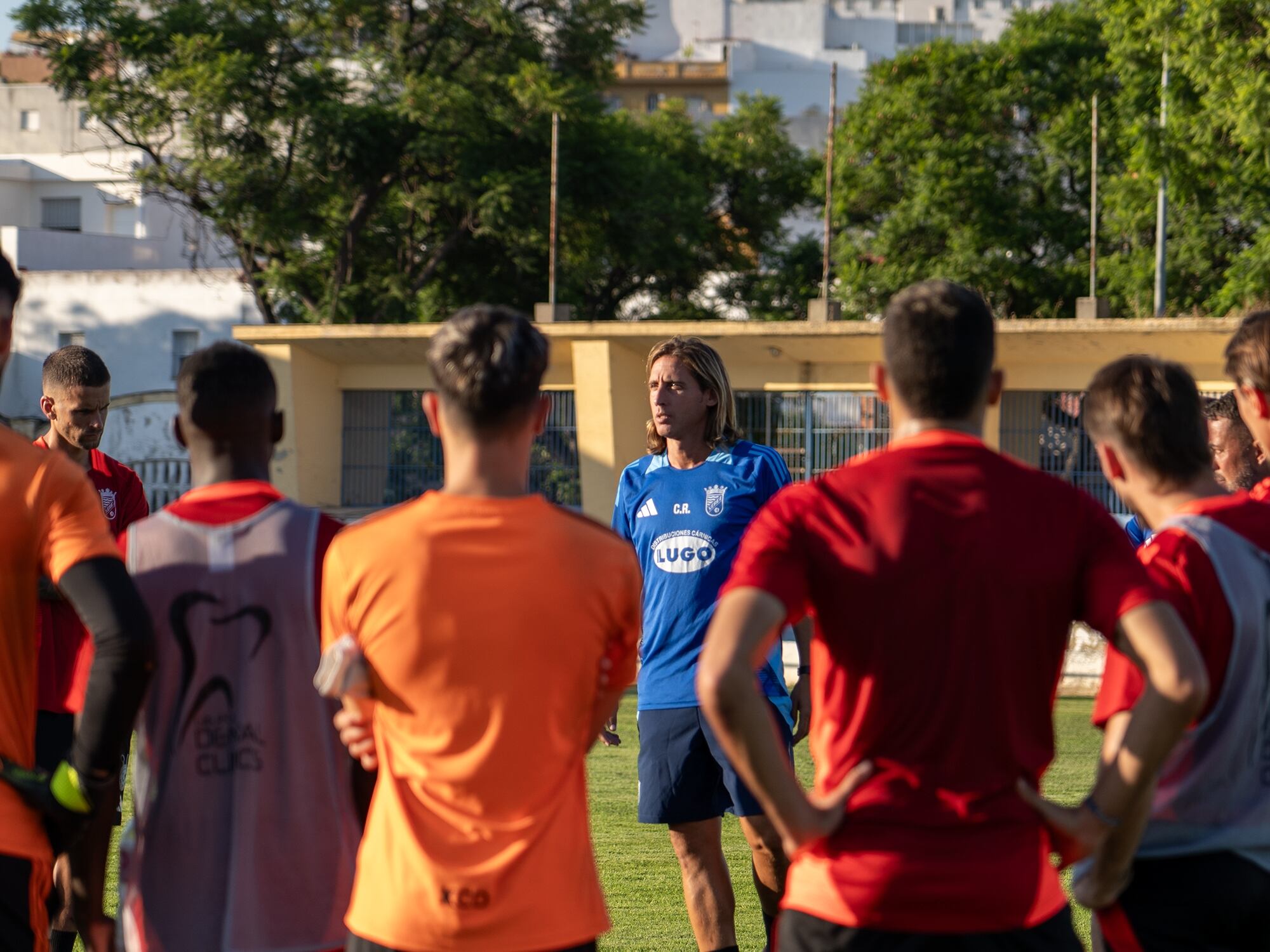 Checa charla con los jugadores en el Pedro Garrido