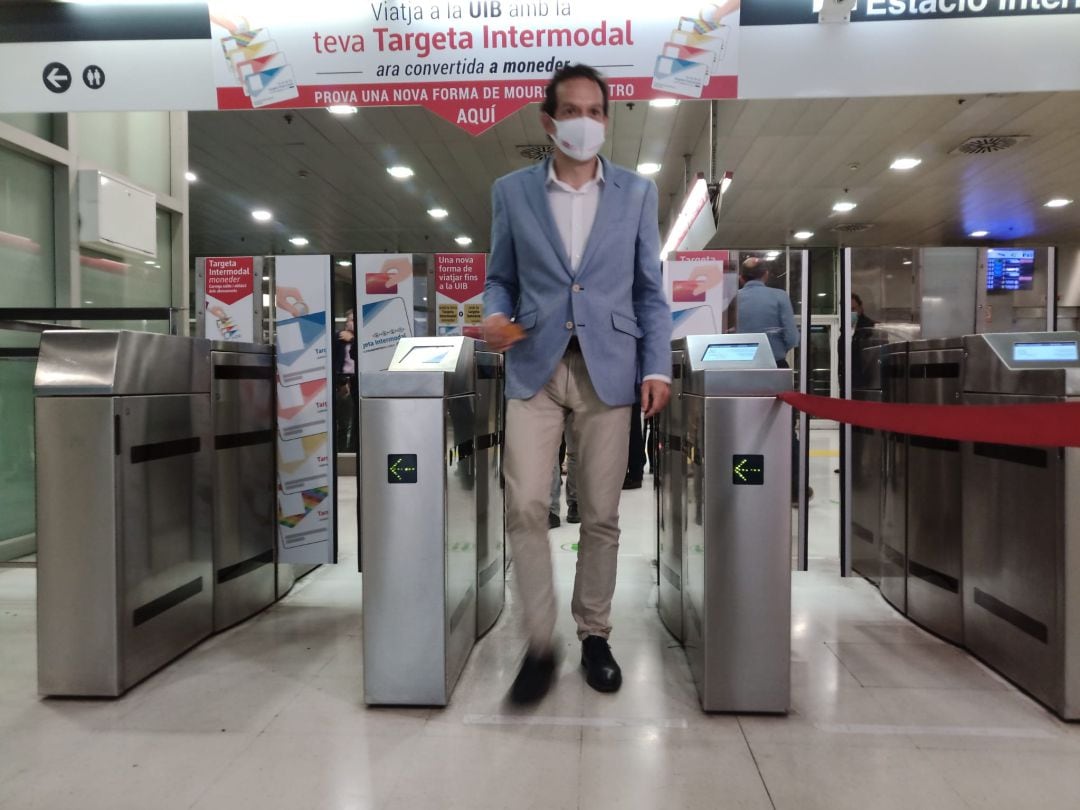 El conseller de Movilidad, Marc Pons, en los tornos de la estación Intermodal.