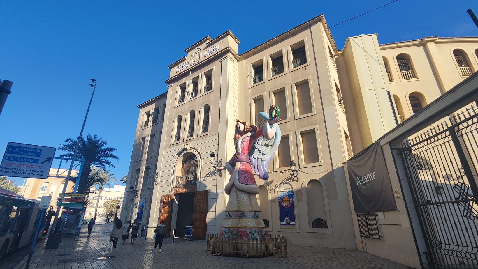 Uno de los ángeles custodios de la Navidad instalado en la Plaza de España