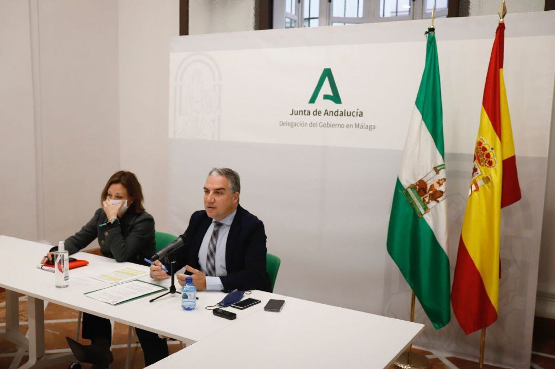 El consejero de la Presidencia, Administración Pública e Interior de la Junta de Andalucía, Elías Bendodo, junto a la delegada del Gobierno andaluz en Málaga, Patricia Navarro.