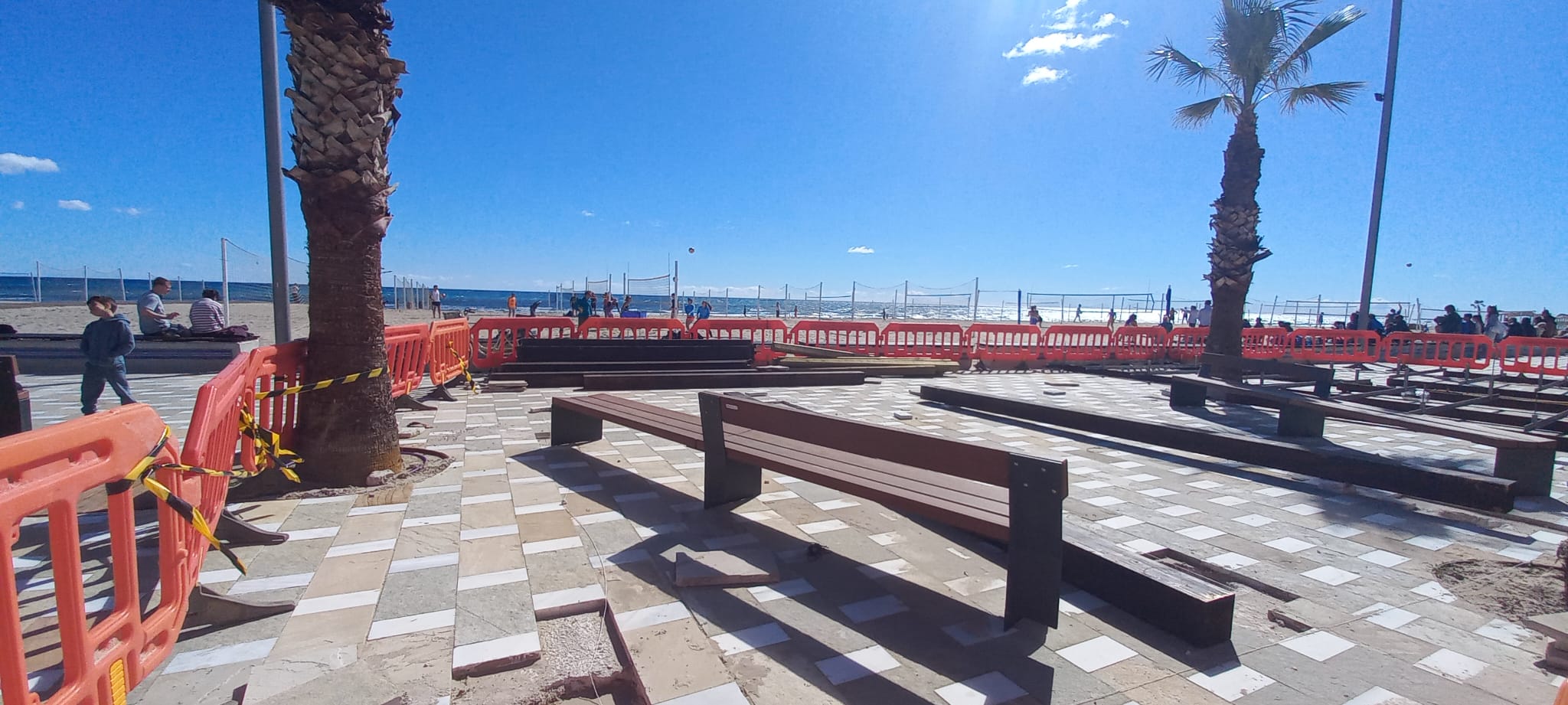 Desperfectos en el paseo de la playa de San Juan tras los recientes temporales de viento y lluvia