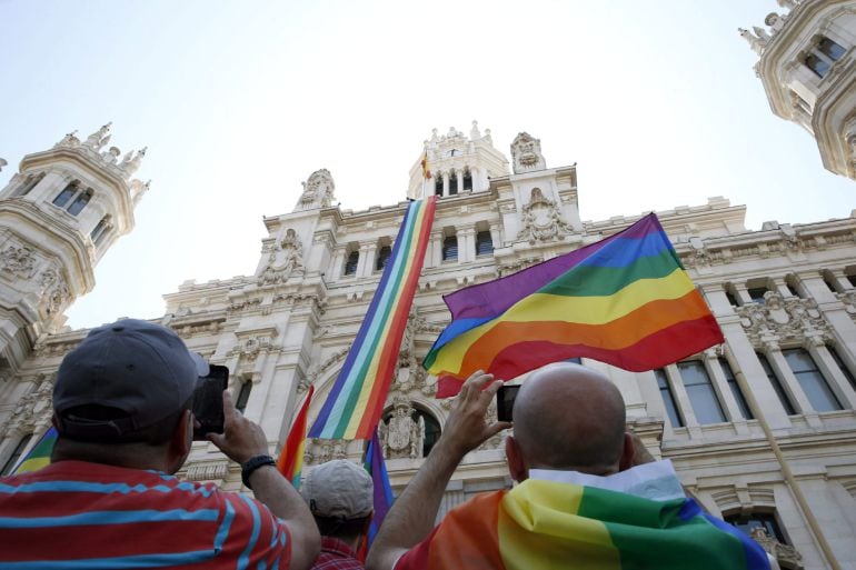 GRA056. MADRID, 28/06/2015.- La bandera arcoíris, símbolo de la lucha del movimiento LGTB por la igualdad de lesbianas, gais, transexuales y bisexuales, ha sido desplegada hoy en la fachada del Palacio de Cibeles, sede del Ayuntamiento madrileño, con motivo de la celebración del Orgullo Gay de Madrid 2015. EFE/Juan Carlos Hidalgo