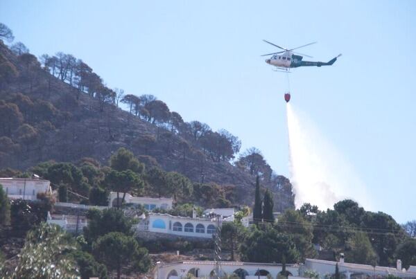 Efectivos aéreos del Infoca controlan el perímetro del incendio