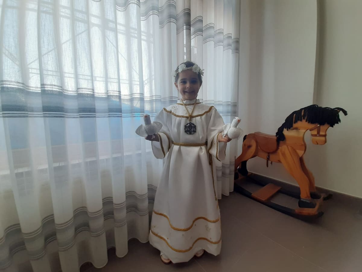 Un ángel con álbum familiar