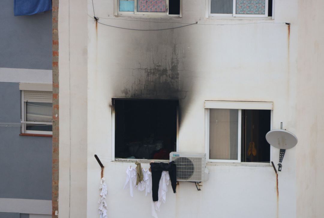 Imagen de la vivienda que se ha incendiado en L&#039;Hospitalet de Llobregat (Barcelona), en la que han muerto una madre y sus dos hijos pequeños.