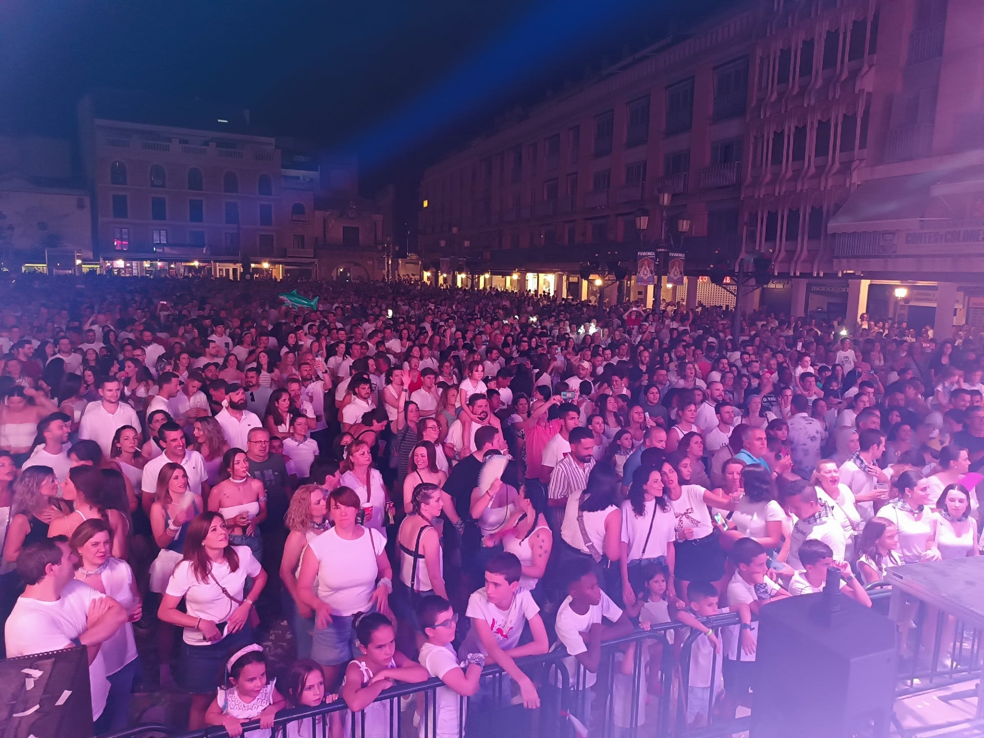 Miles de personas en la Plaza Mayor durante uno de los actos de la Pandorga