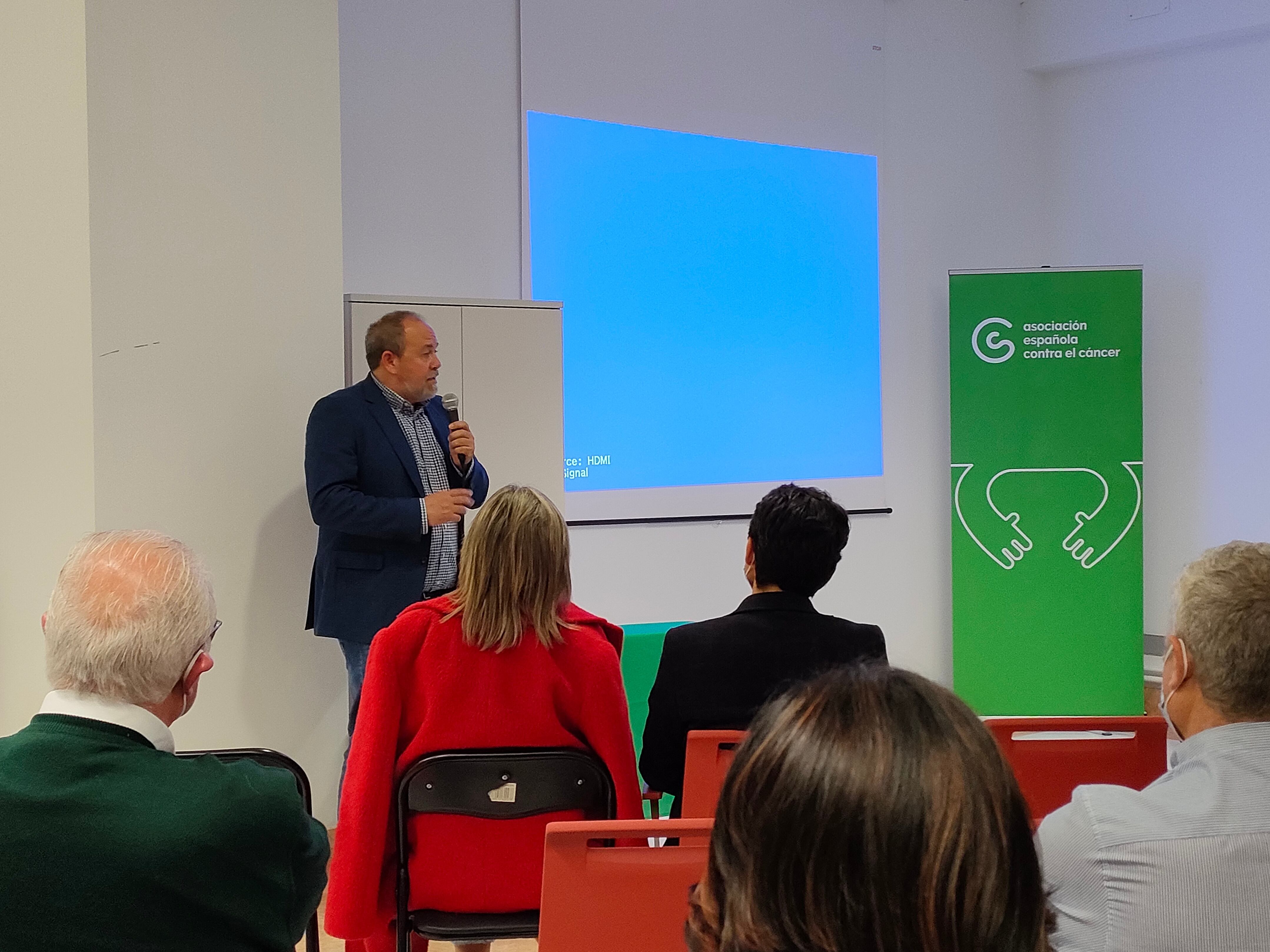 Un momento del acto de la presentación del nuevo logotipo de la AECC celebrado en la sede de la asociación contra el cáncer en Alcoy.