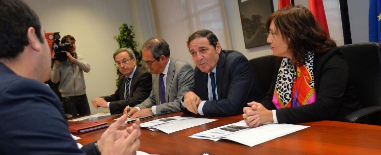 El consejero de Sanidad se reúne con la Plataforma por la Sanidad Pública en Las Merindades