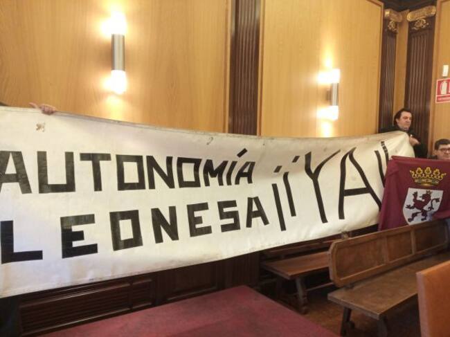 Pancarta desplegada e el pleno del Ayuntamiento de León en favor de la autonomía.