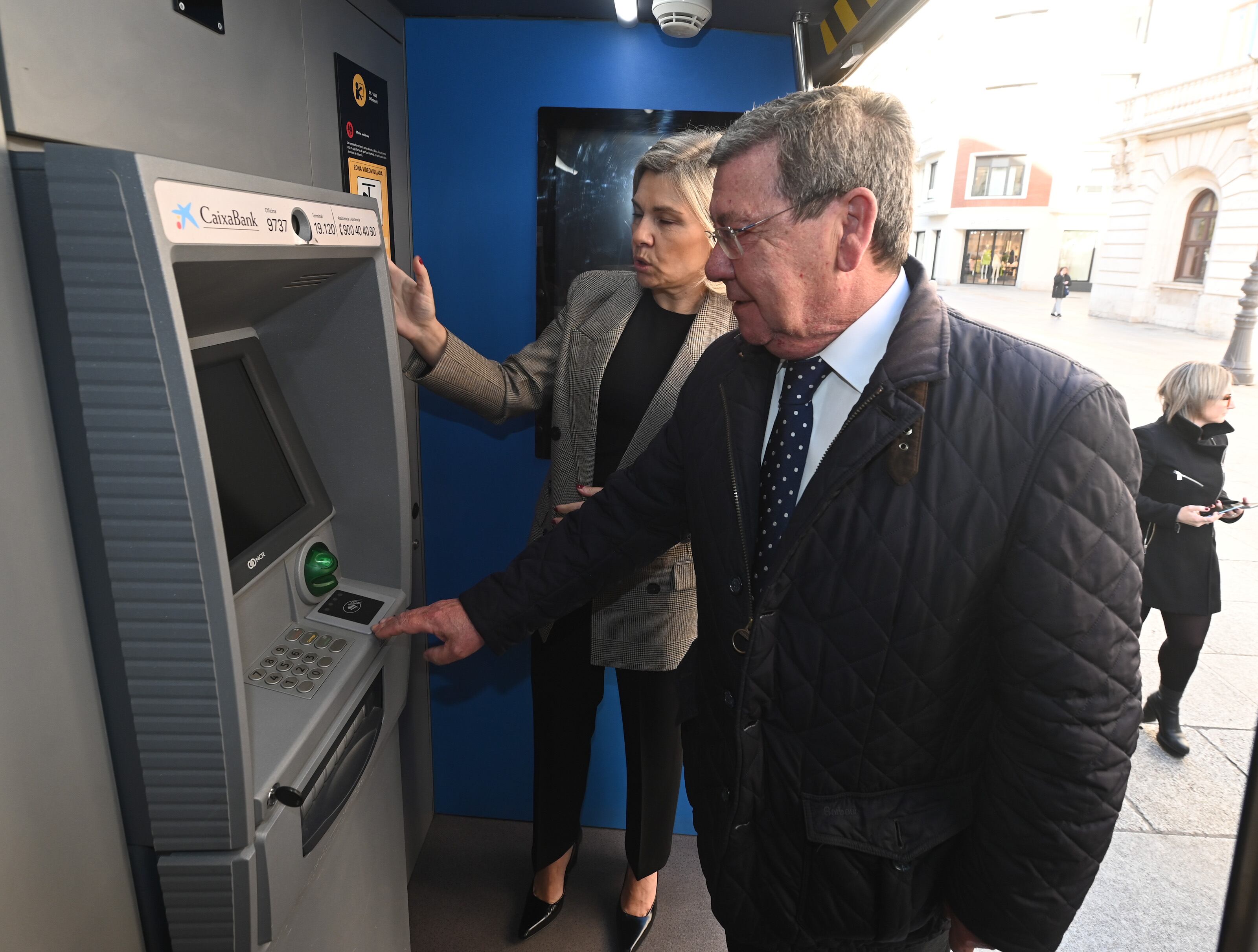 La directora territorial de CaixaBank en Castilla y León, Belén Martín, y el presidente de la Diputación de Burgos, César Rico, presentan el servicio del ofimóvil en la provincia