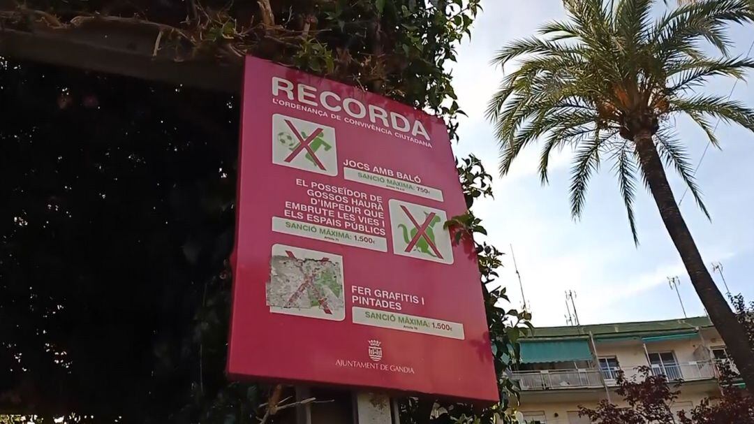 Señal prohibición el la plaza Elíptica de Gandia  