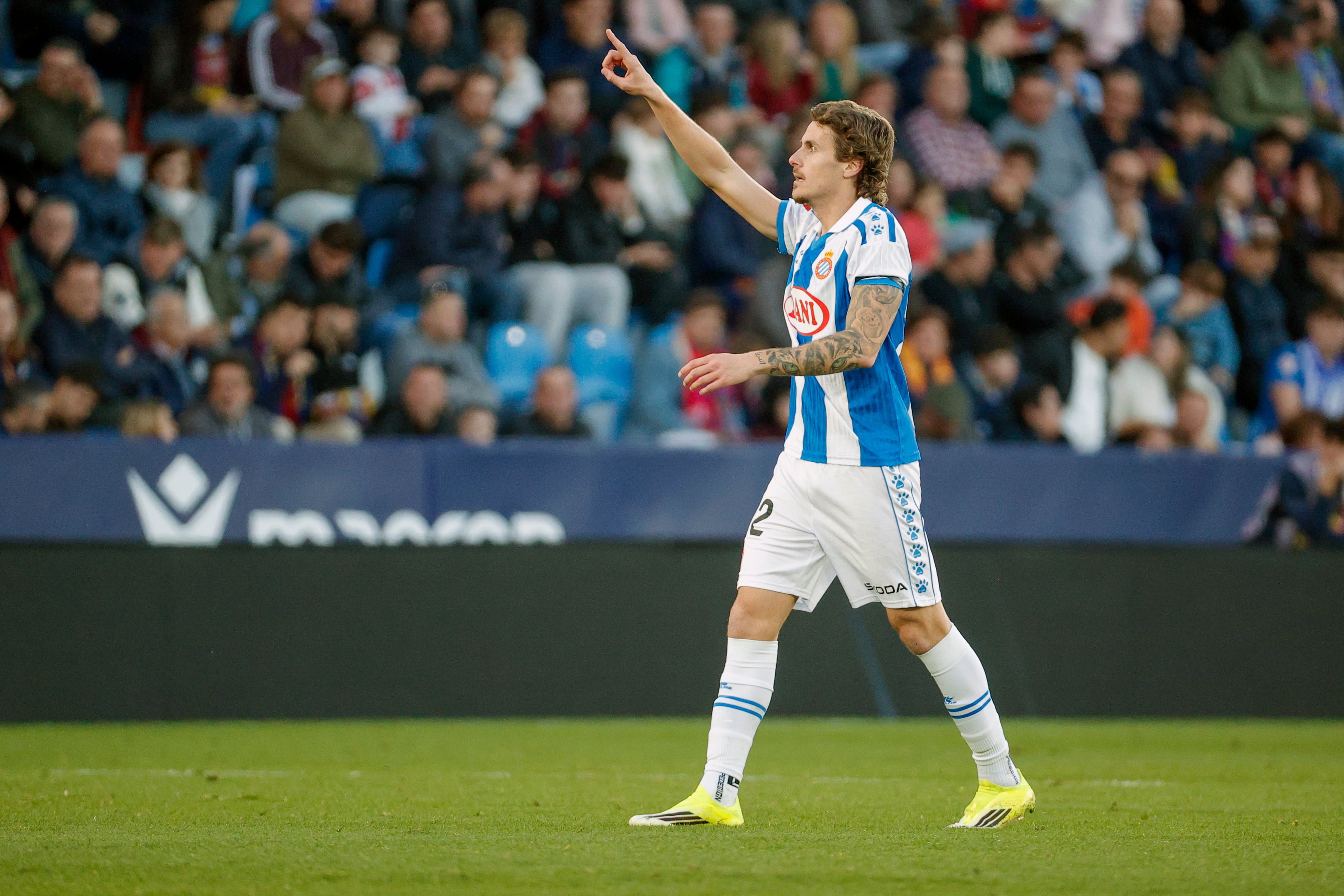 VALENCIA, 11/01/2026.- El defensa del Espanyol Carlos Romero celebra tras marcar el 0-1 durante el partido de la jornada 19 de LaLiga EA Sports entre Levante UD y RCD Espanyol celebrado este domingo en el Estadio Ciutat de València, en Valencia. EFE/ Manuel Bruque