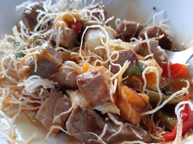 Nido deshecho de ventresca de atún de almadraba con pisto y huevo poché