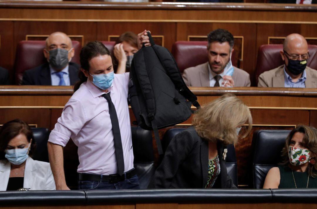 Los vicepresidentes del Gobierno primera y segundo, Carmen Calvo y Pablo Iglesias, entre otros, este miércoles al inicio del pleno del Congreso ante el que comparece el presidente del Gobierno, Pedro Sánchez.