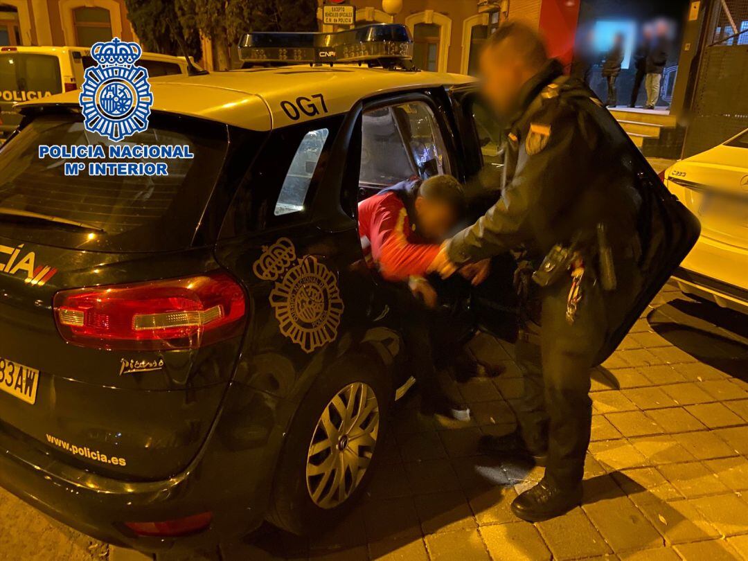 La Policía Nacional sorprende a un joven acusado de robar presuntamente en cuatro vehículos en la ciudad de Murcia