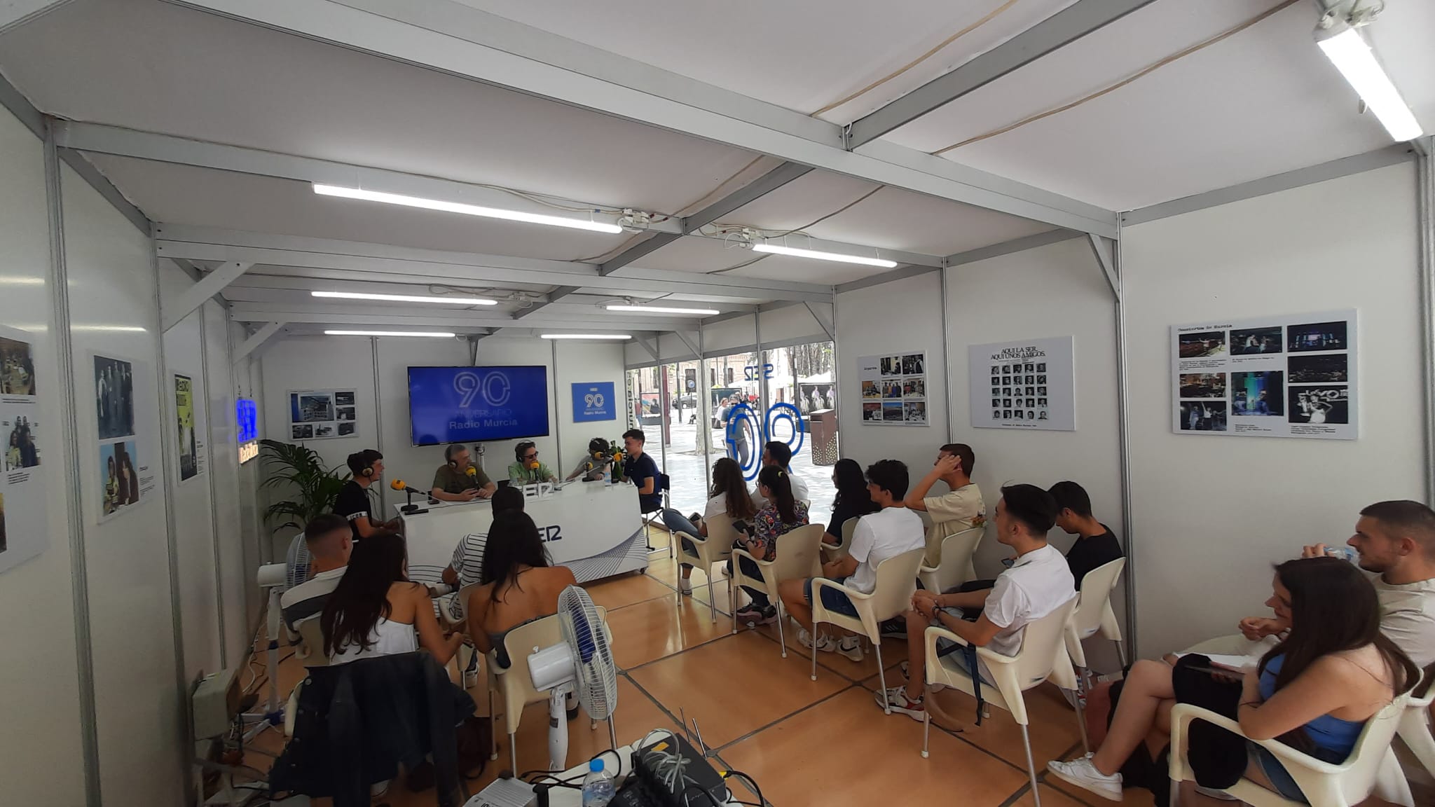 Vista desde el interior del estudio Radio Murcia-90 aniversario con alumnos de Periodismo de la Facultad de Comunicación y Documentación de la Universidad de Murcia (UMU)