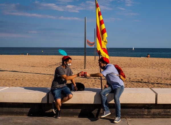 FOTOGALERÍA | Las concentraciones de la Diada marcadas por la distancia