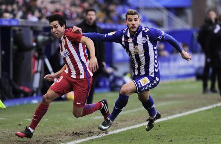 Theo Hernández, hasta ahora cedido por el Atlético al Alavés, en una acción con el rojiblanco Nico Gaitán.