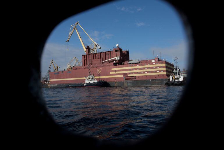 La primera central nuclear flotante, construida por Rusia, está en el puerto  Murmansk para cargar el combustible atómico. 