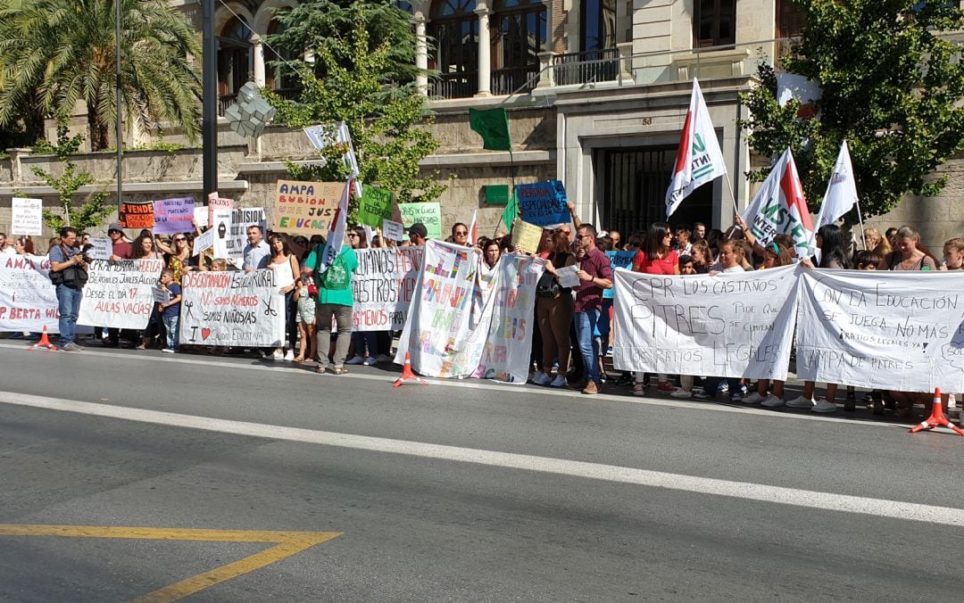 Protesta educativa en Granada ante la Delegación de Educación