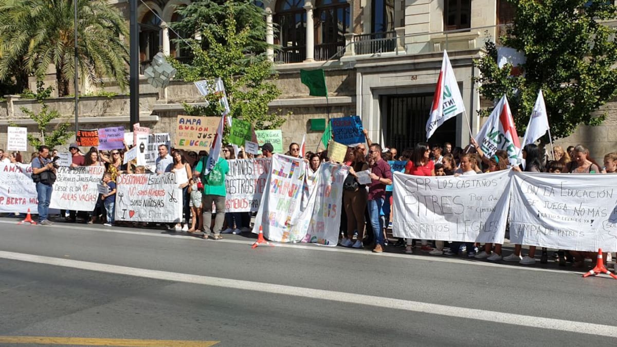 Comunidades educativas de toda Granada claman contra los recortes educativos