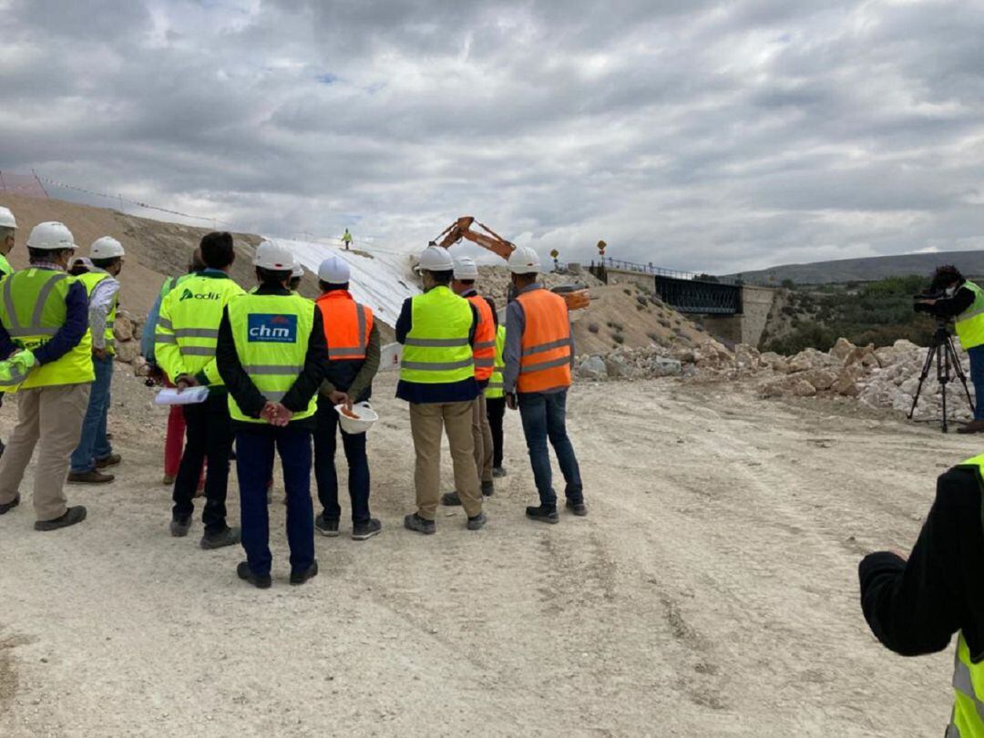 Técnicos de ADIF acompañan a la prensa en una visita a las obras que se llevan a cabo en Cieza