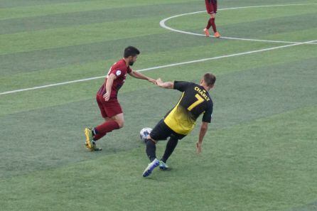 Mario Uclés se va de un rival