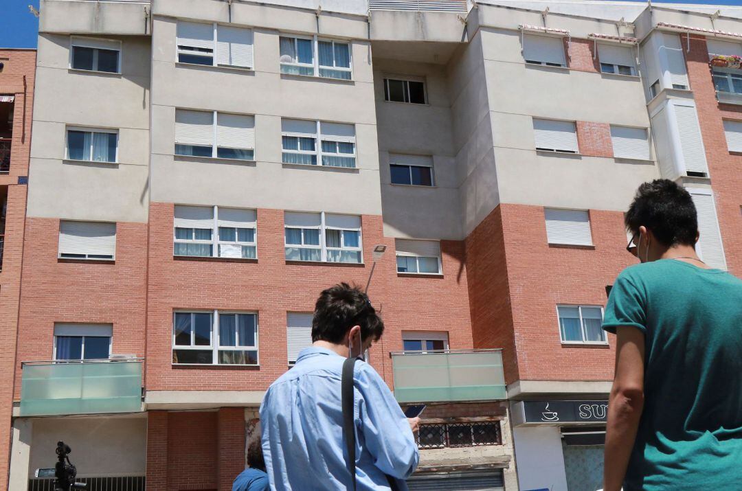 Vista del edificio en el que un hombre ha matado supuestamente a su mujer, de 46 años, y a dos de sus hijos, de 12 y 17 años, y posteriormente se ha suicidado