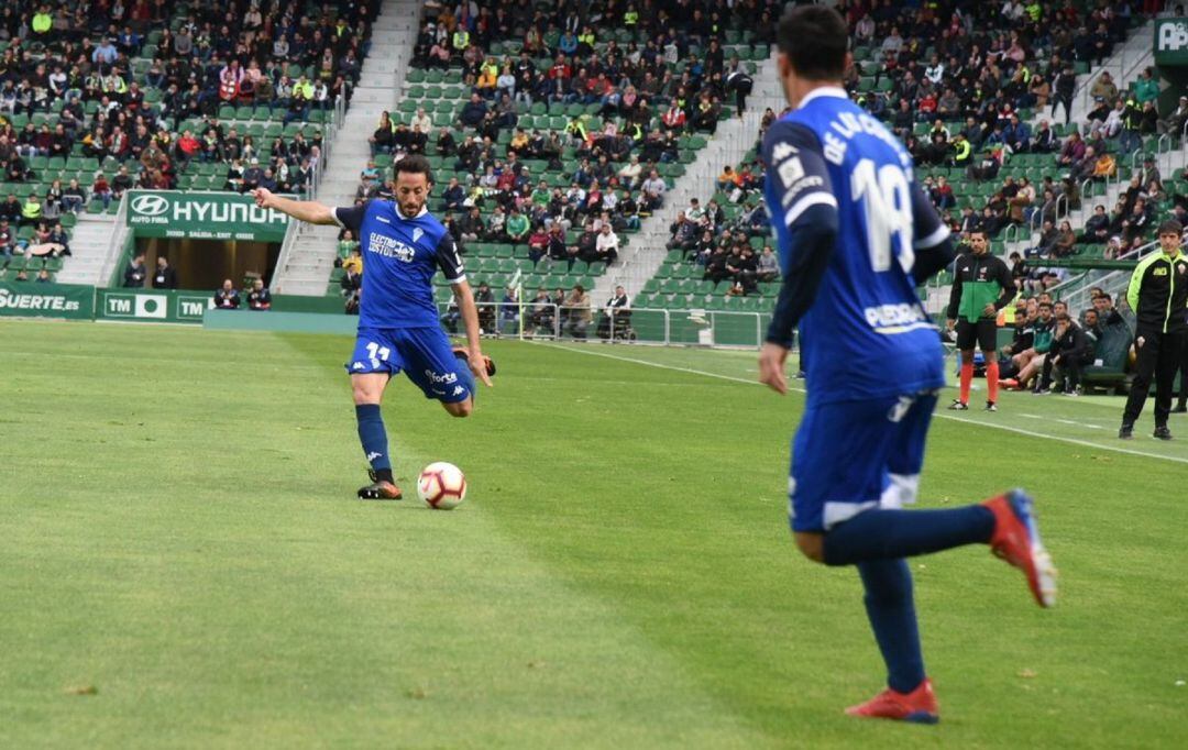 Menéndez trata de centrar un balón