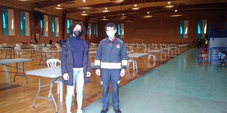 Laura, una de las opositoras, junto al jefe del Parque de Bomberos de Ponferrada