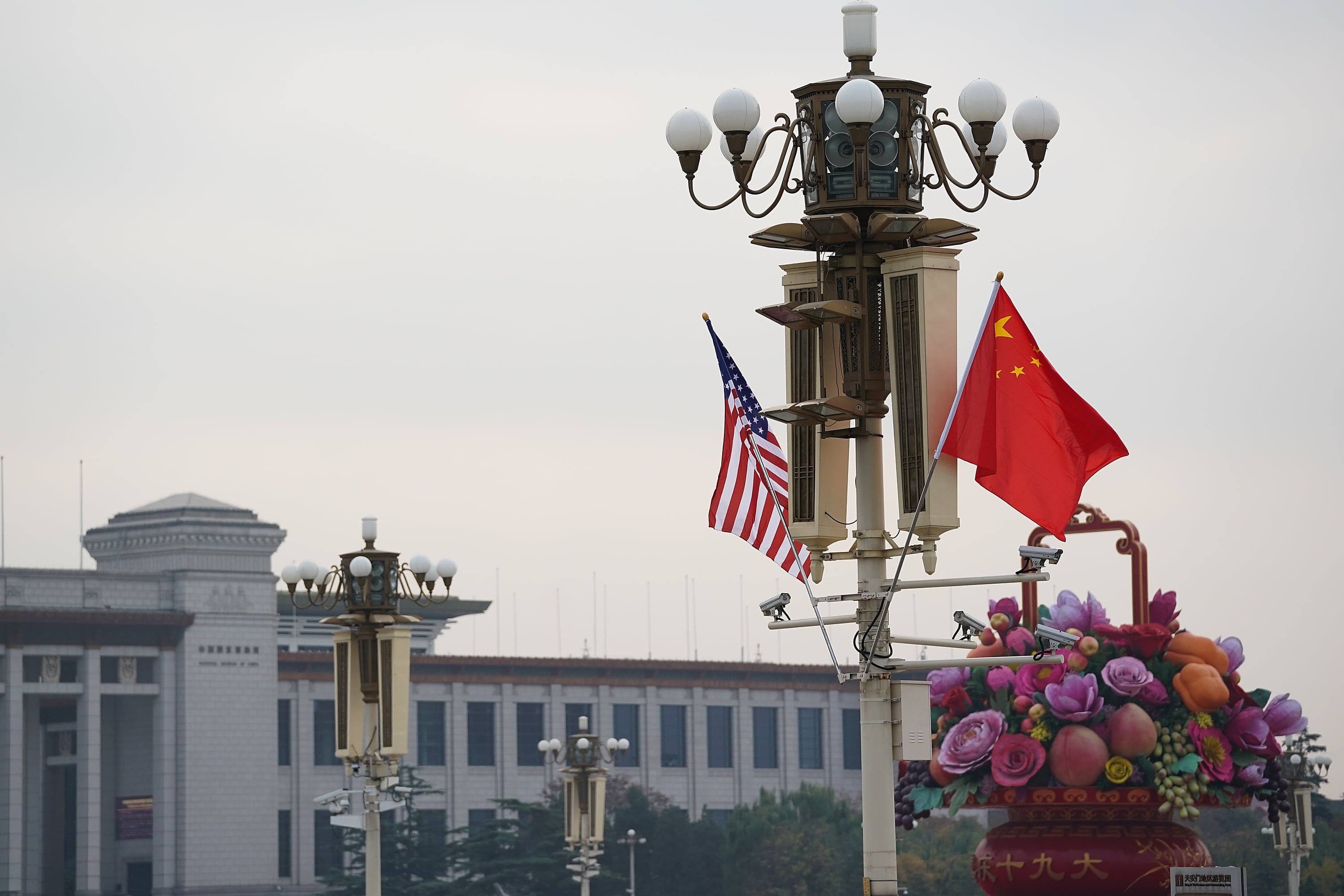 Las banderas de Estados Unidos y de China en Pekín