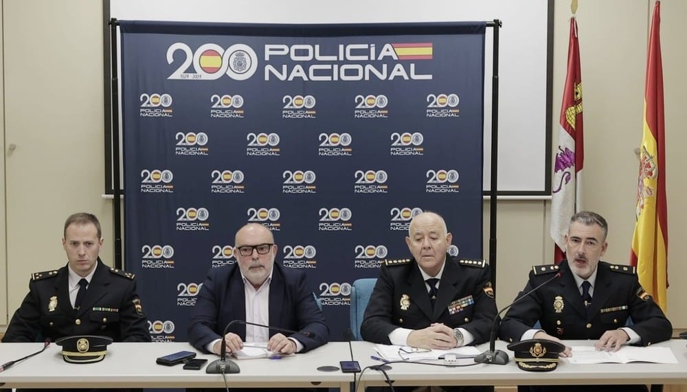 El inspector jefe Ángel Muñoz a la derecha de la imagen