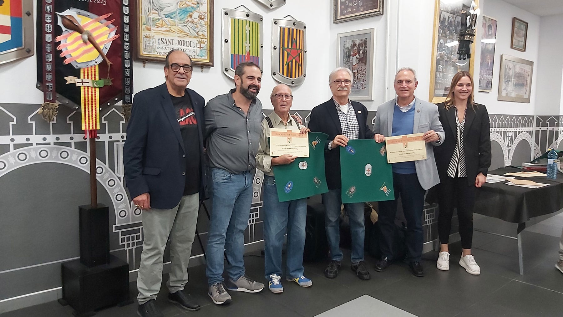 Los campeones recibiendo los reconocimientos de la mano de los cuatro cargos