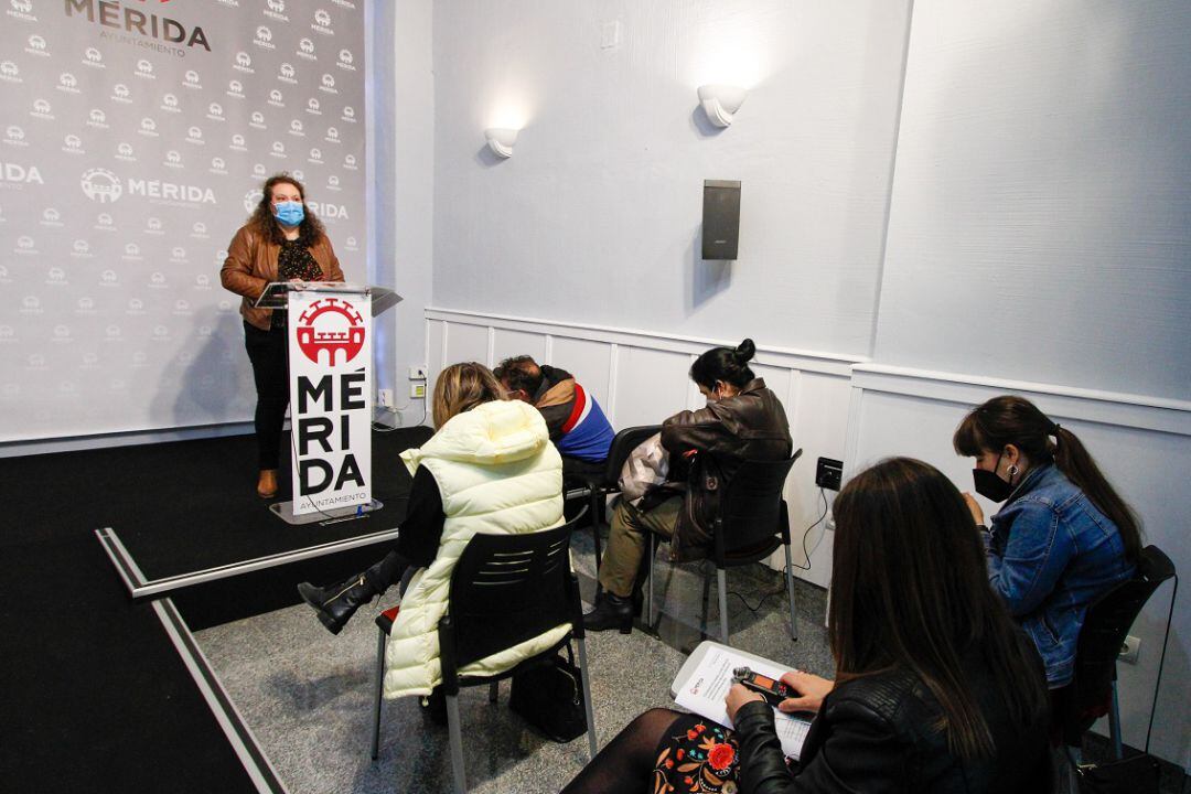 La delegada de Hacienda del Ayuntamiento de Mérida, Carmen Yáñez en rueda de prensa