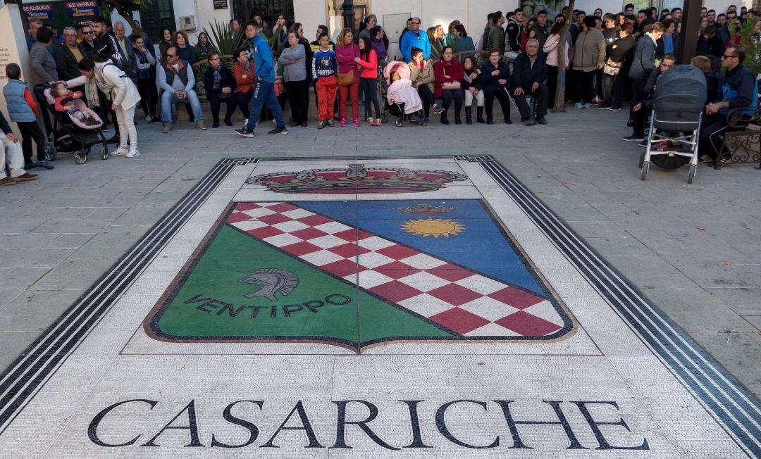 Vecinos de la localidad sevillana de Casariche concentrados frente al Ayuntamiento de esta localidad sevillana en protesta por los sucesos protagonizados en los últimos meses por inmigrantes rumanos, tras acorralar la pasada madrugada unos 300 vecinos a dos hombres de esa nacionalidad que intentaban robar en una vivienda.